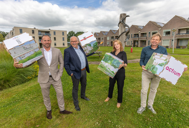 Namens de 3 samenwerkingspartners staan 4 personen op de foto die de samenwerkingsovereenkomst tekenden. Sebastiaan Verlaan, directeur bestuurder Zorggroep Liante, Jelke Nijboer wethouder wonen gemeente Ooststellingwerf,  Esther Verhagen, wethouder sociaal domein gemeente Ooststellingwerf, Rob Hoogeveen, manager Vastgoed Actium.